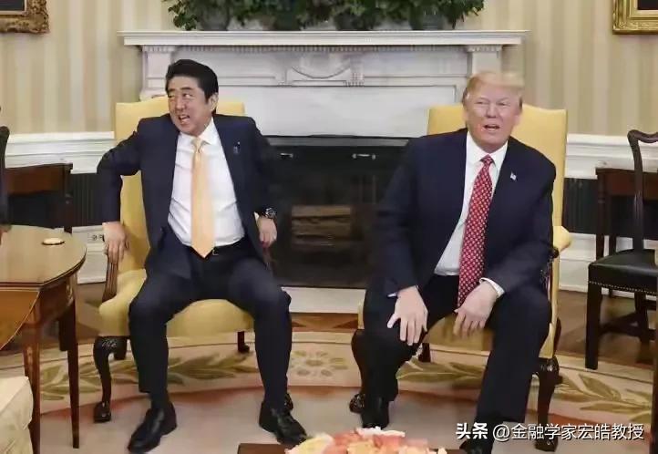 三位日相访美对比，证明了谄媚换不来尊严。
 
特朗普两个任期会见三位日本首相，命