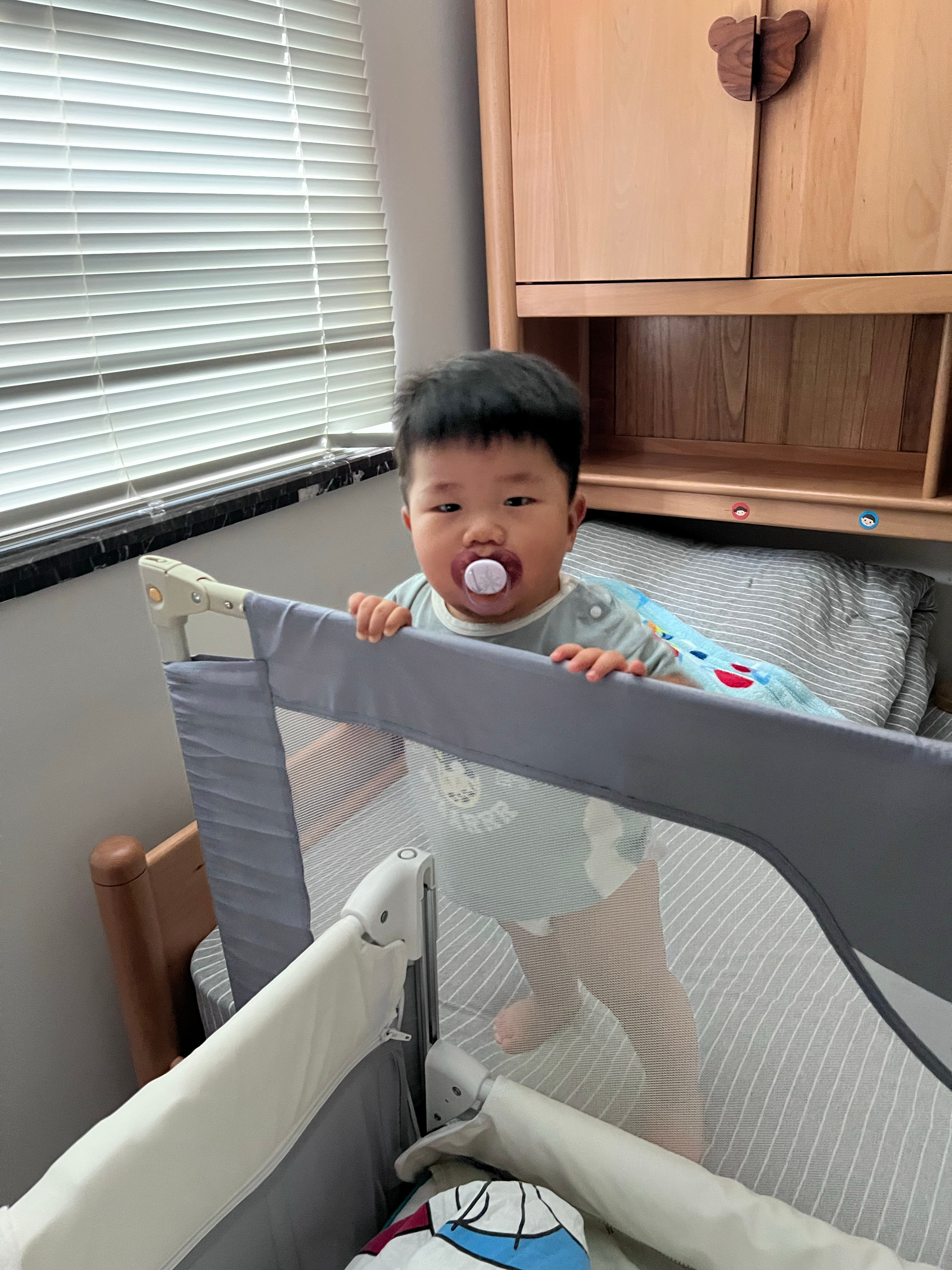 桔子爸爸回来了，时隔一个半月没见，桔子早上看到爸爸走进房间很激动很开心。之前和我