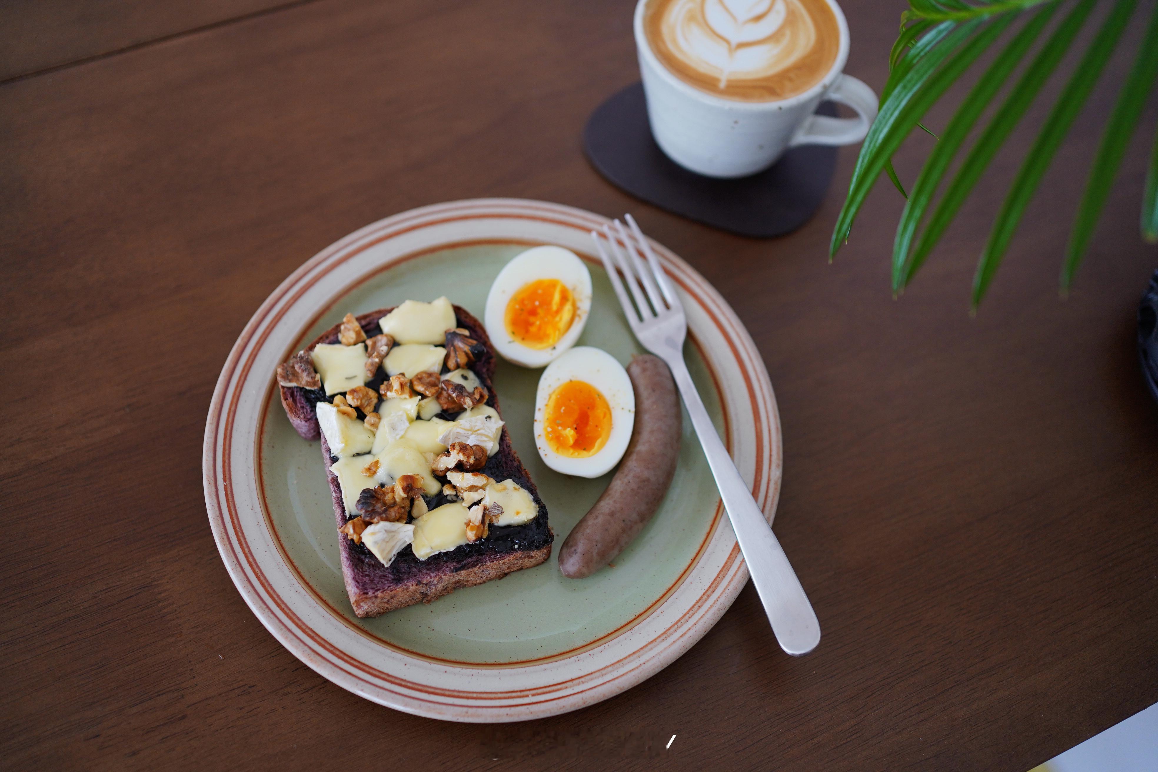 早上五点半起，直到现在才有空坐下来吃早饭，本想着弄点蔬菜，一看时间，算了，中午再