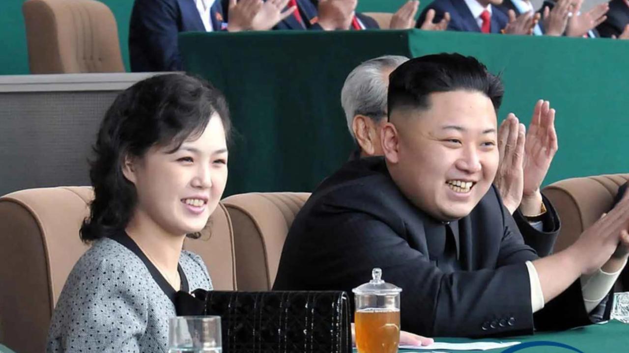 金正恩的夫人是李雪主。她优雅美丽，擅长歌唱，有“朝鲜邓丽君”之称。

她的父亲是