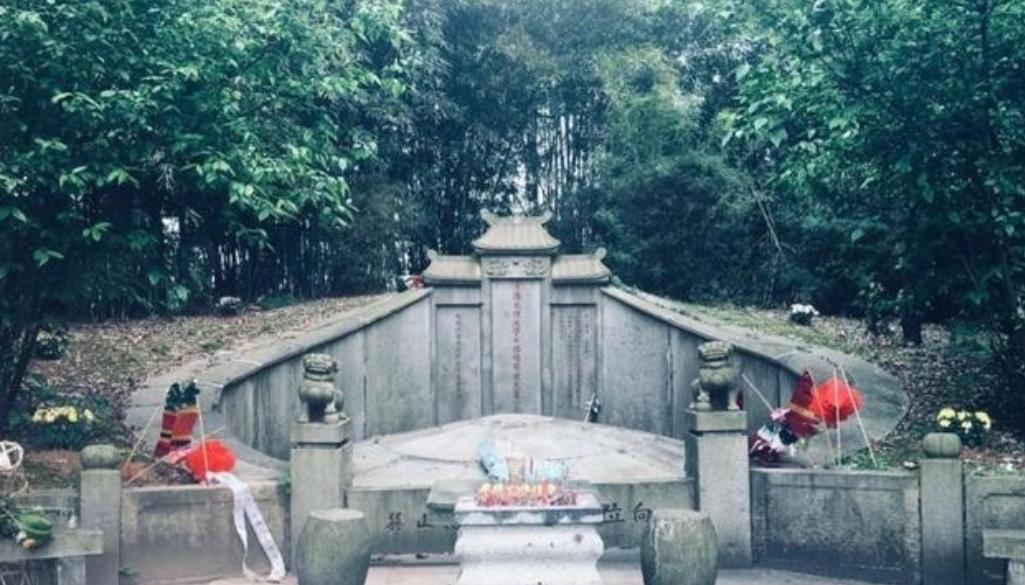 1977年，左宗棠陵墓被炸开，遗骨散落满地，王震将军得知后大怒，1977年，左宗