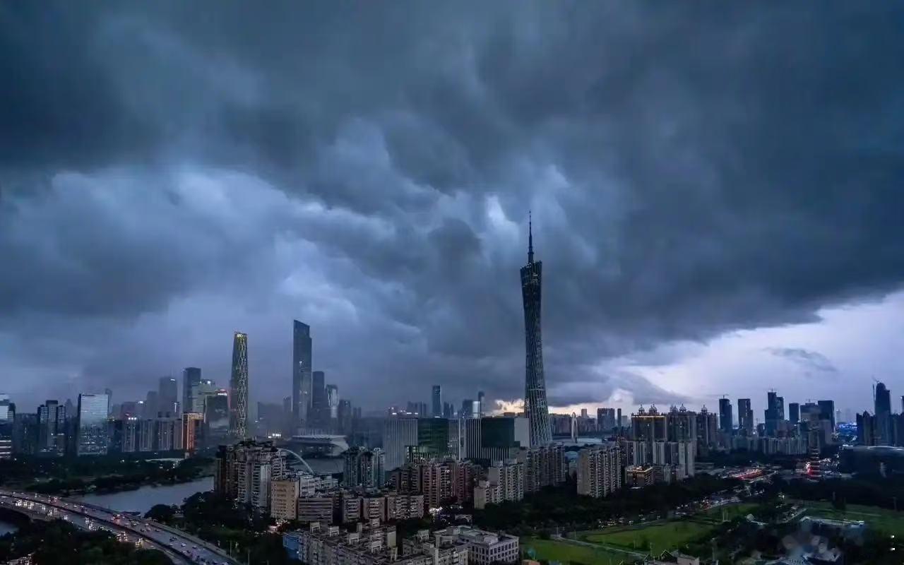 广东人被雷雨暴击了雷雨说来就来，出门没带伞直接淋了个措手不及。雨一停热气裹挟水汽