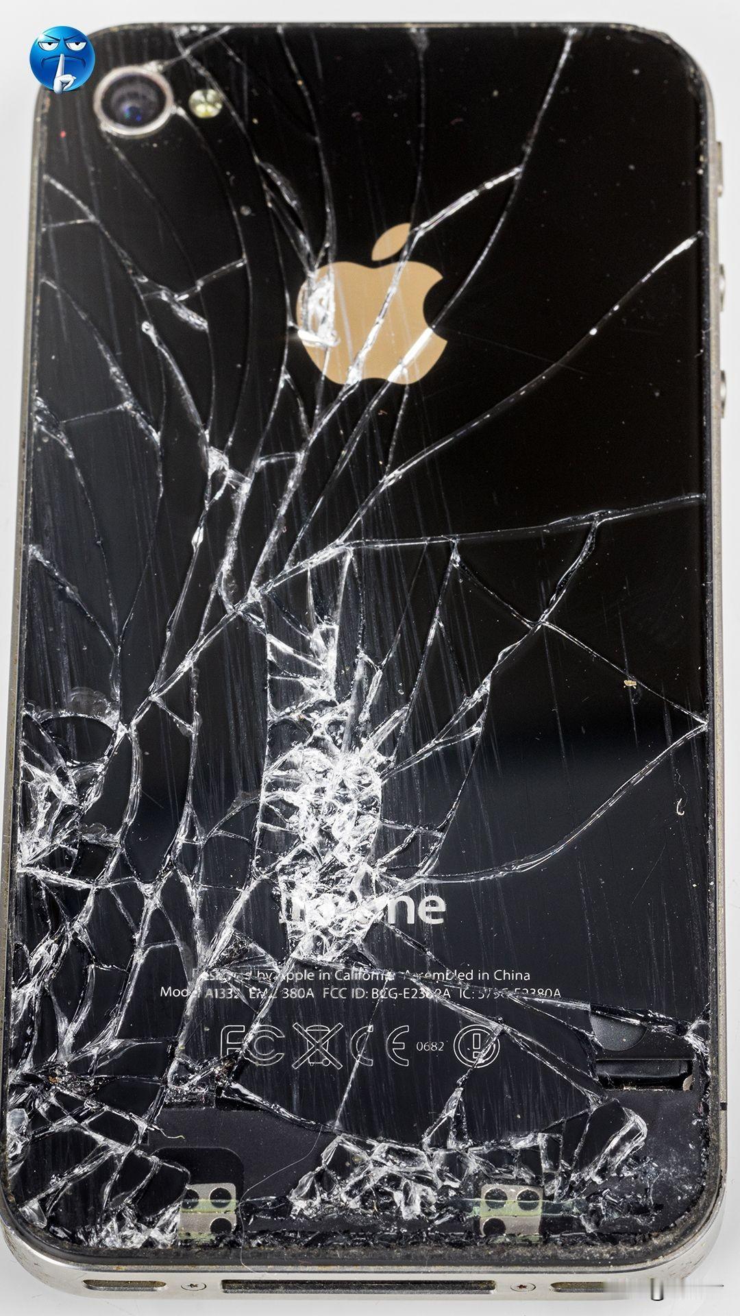 看到有人发视频，把全家的iPhone手机都砸了，理由是怕被远程引爆，像黎巴嫩的传