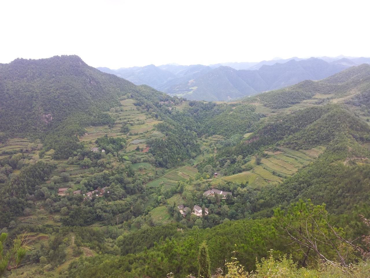 思   乡

作者：刘刚忠、南撑高

久居边城玉门关，
晚观夕阳思商山。
夜寂人