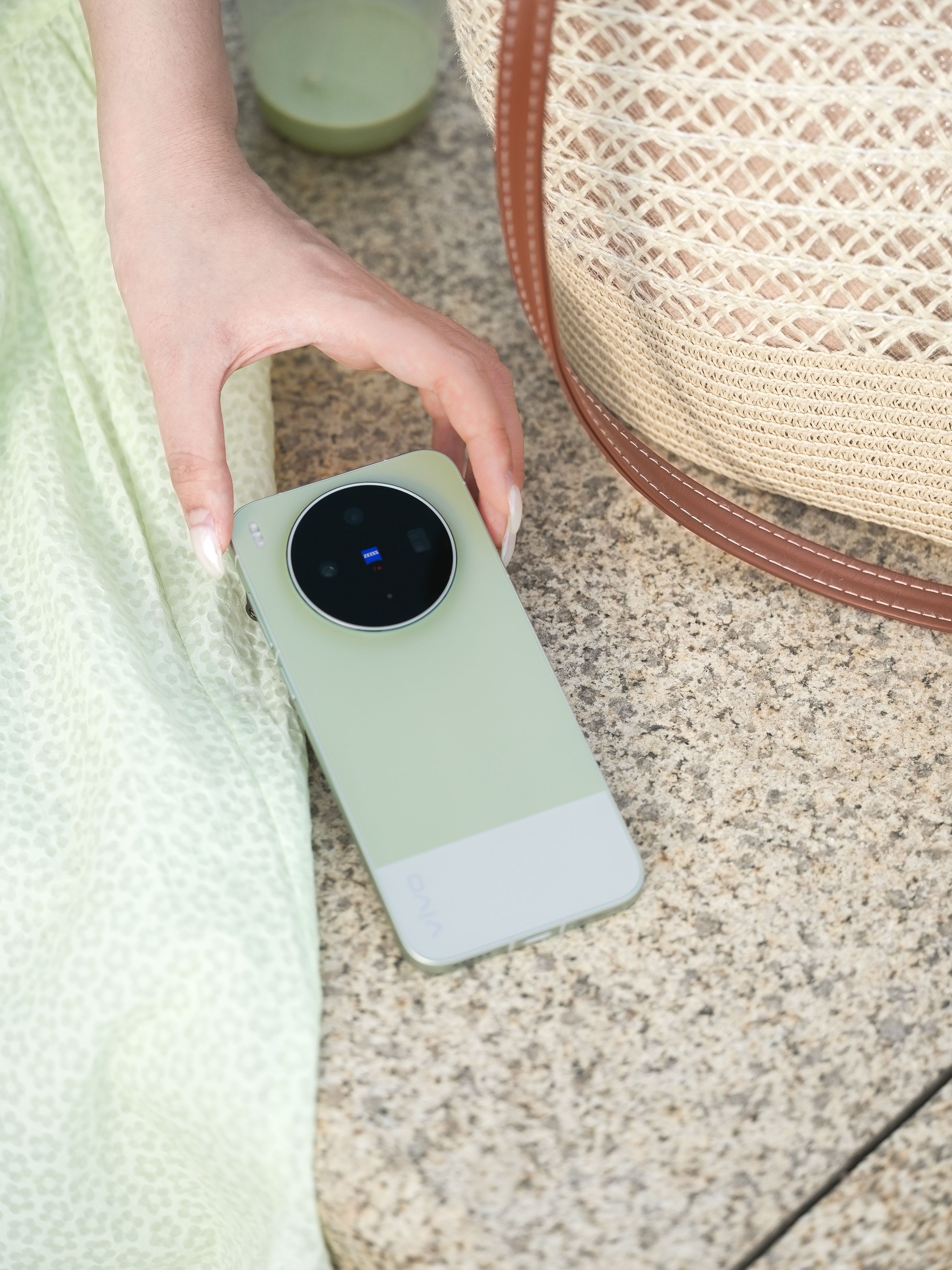 vivo X300s 胶片绿太懂春日氛围感了！拼接设计接近经典胶片相机的设计语言