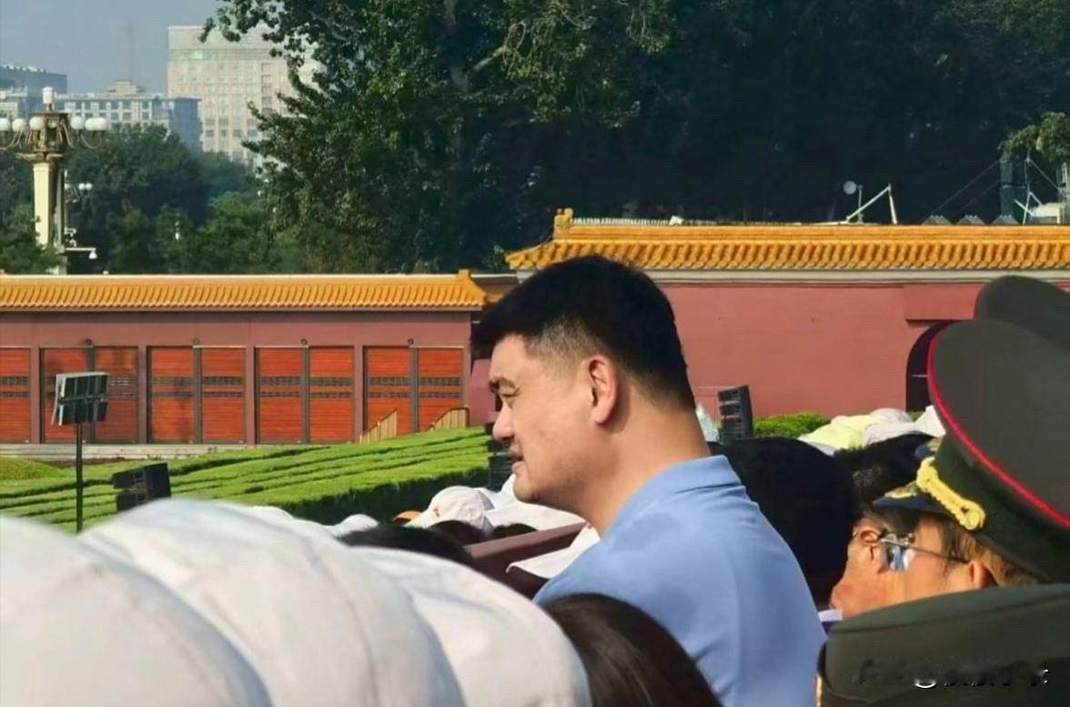 姚明到北京天安门看阅兵，他的身形好高大，把后面的人都挡住了。因为天气太热，他的衣