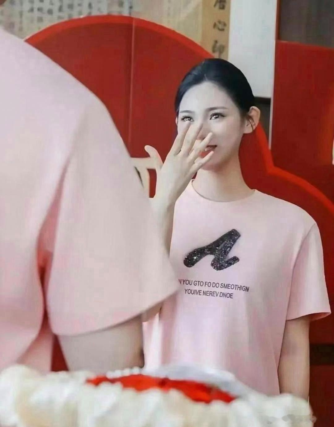 就算已经订了婚，说实话，这小伙子估计也不敢跟未婚妻同居吧？ 