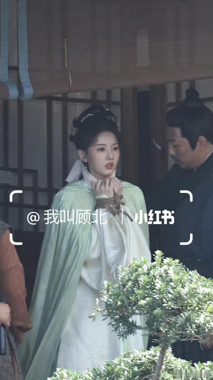 宋祖儿白衣绿袍造型宋祖儿白衣绿袍路透宋祖儿白衣绿袍造型，祖鹅好萌，[送花花][送