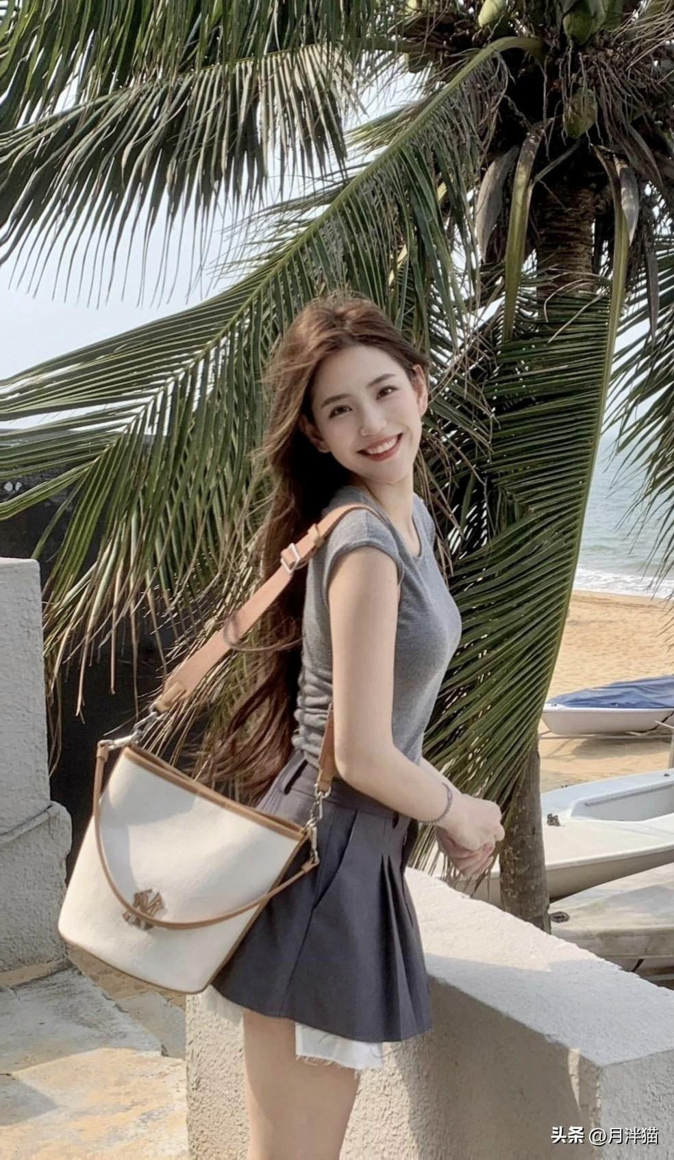 阳光明媚的海边，简直是拍照的绝佳圣地！随手一拍都能出片，根本不用硬凹造型。就像尹