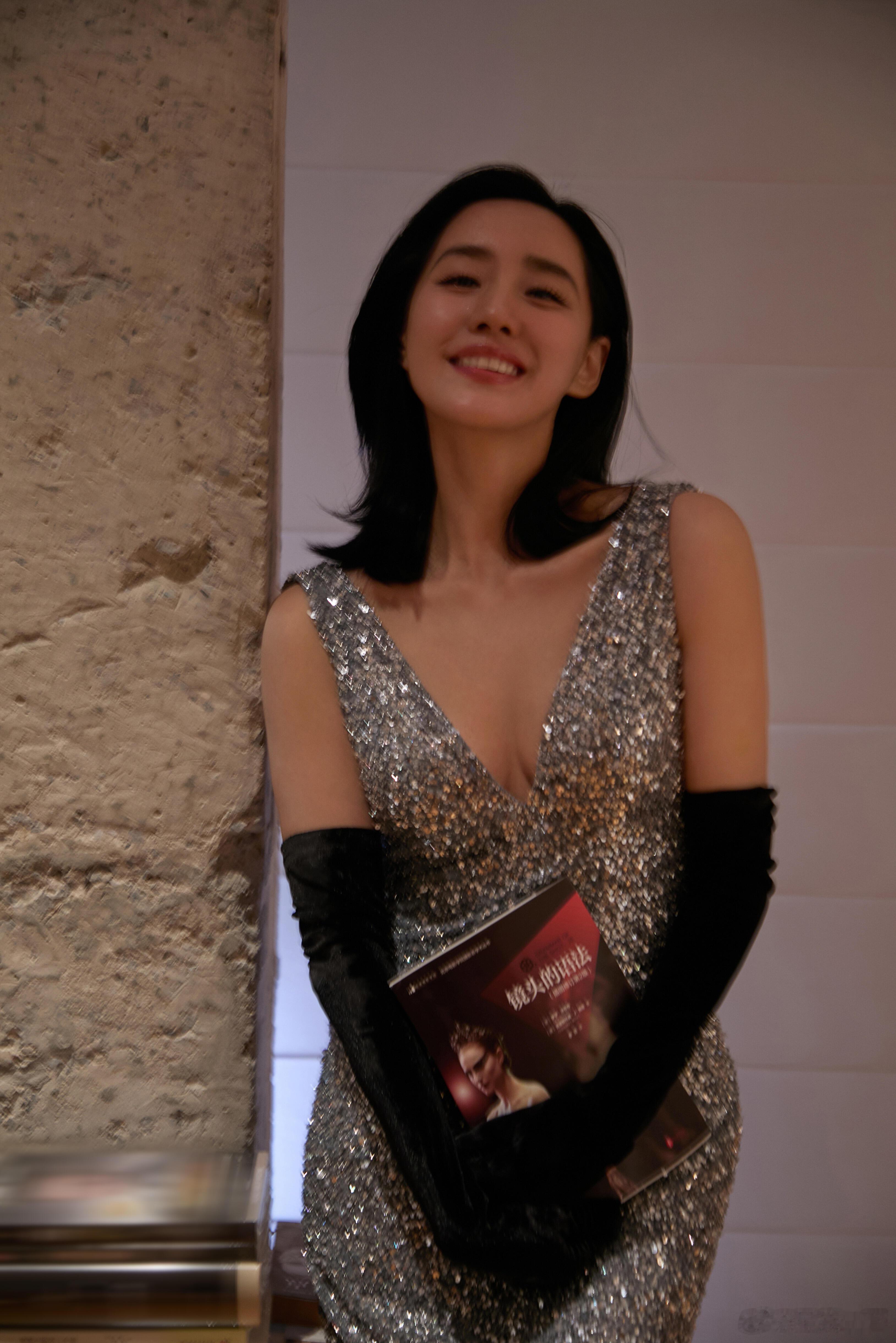 王智复古热辣造型迎新2026 