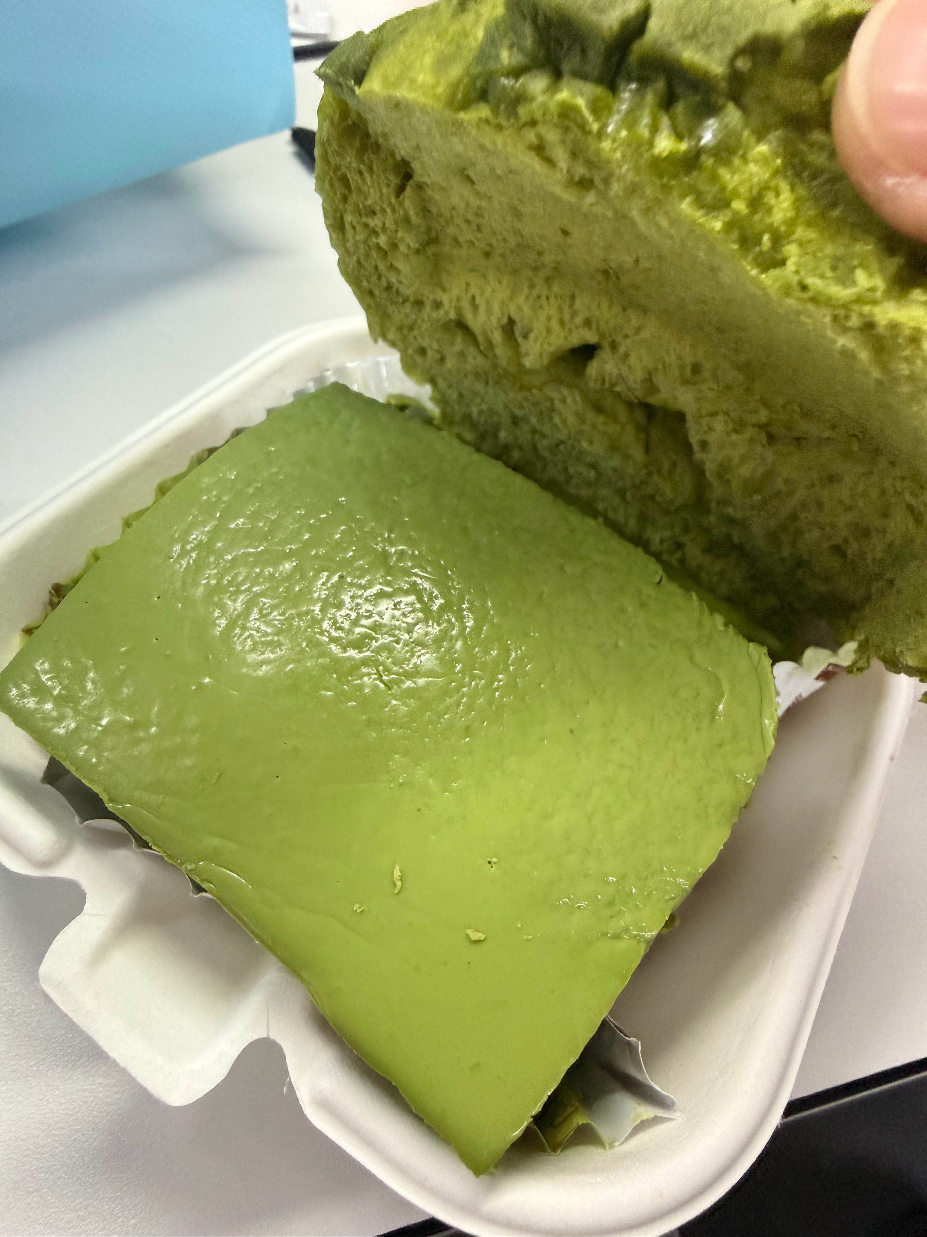 发现一家很NB的抹茶烘焙店布鲁烘焙满是抹茶粉的酥皮厚重但不失酥感抹茶调配的奶冻很