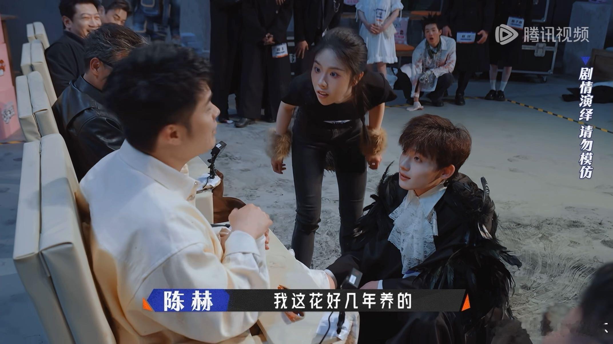 陈赫被拔腿毛陈赫养了好几年的腿毛被拔了 李乃文主动拉裤腿的时候陈赫已经慌了，学员