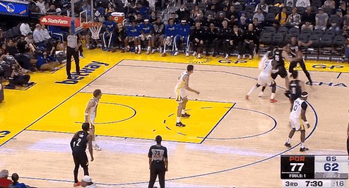 来了！杨瀚森命中季前赛首分！
在今天NBA季前赛开拓者与勇士的第三节比赛中，杨瀚