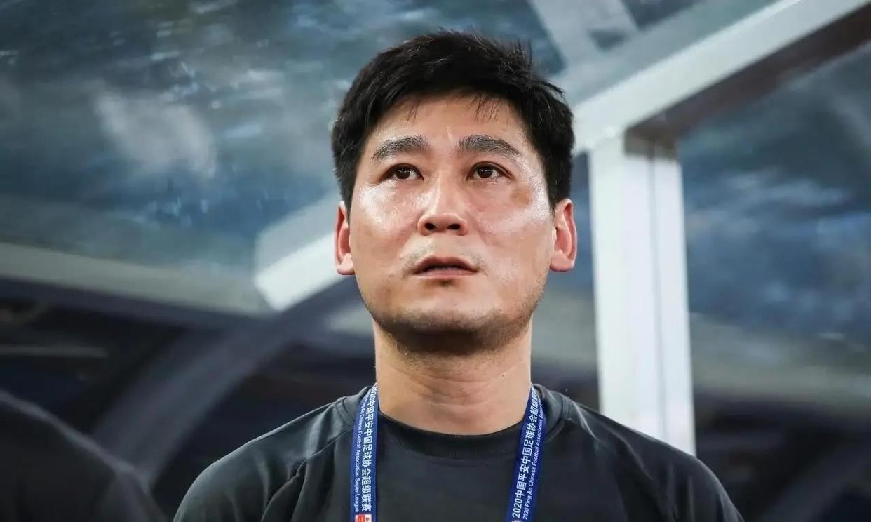 前申花队长离任中乙豪门山西！下一站会不会海港！成亮是申花功勋球员！执教履历也非常