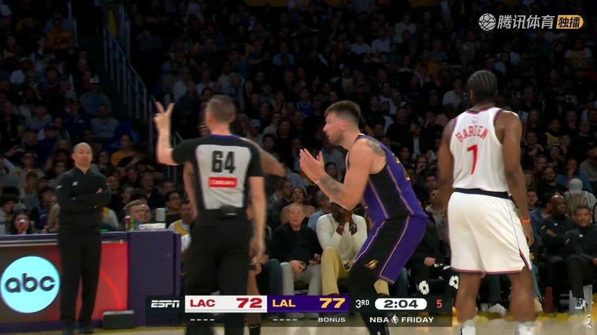 东契奇4犯了，第三节还剩2分钟… 