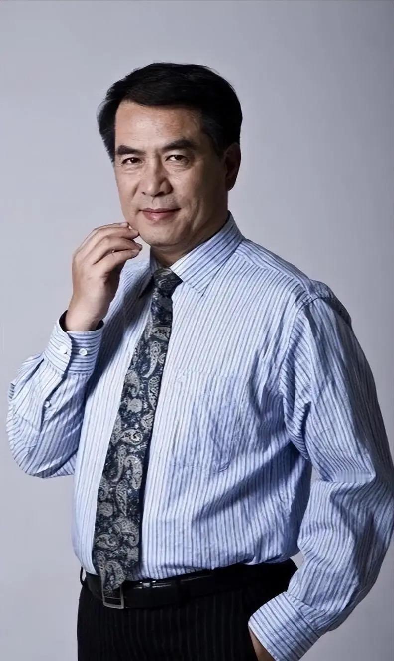 不查不知道，一查吓一跳。原来，廖京生的妻子名叫戴珂，是著名史学家戴毅的女儿。廖京