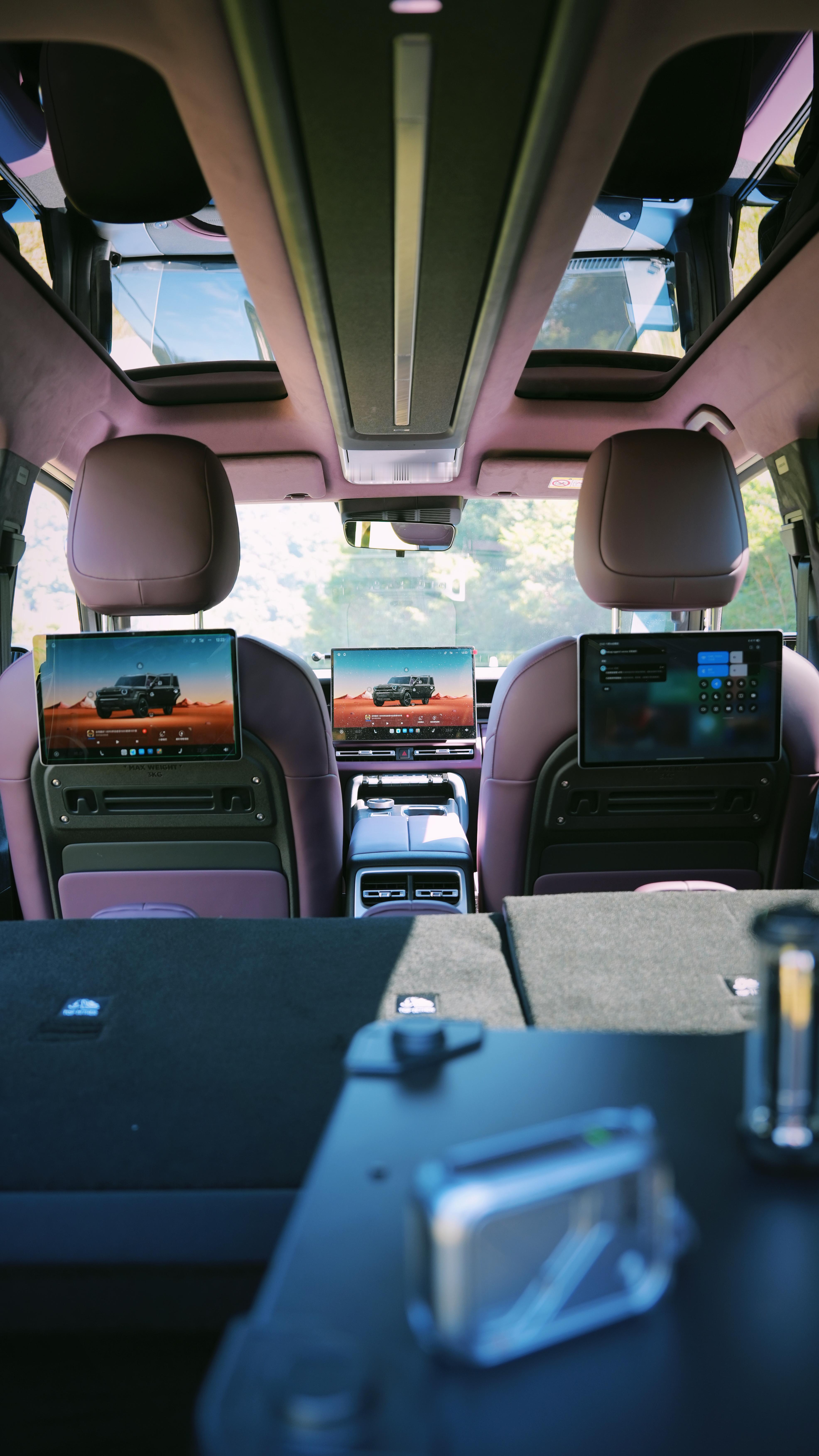 iCAR V27，相比于外观上，前几天随手拍了几张，我更喜欢内饰的设计，很出彩，