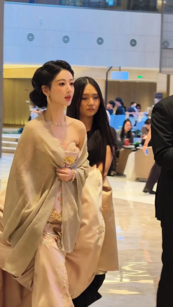 天啦噜这个姐紫美晕我了杨紫穿了祖海顶级高定