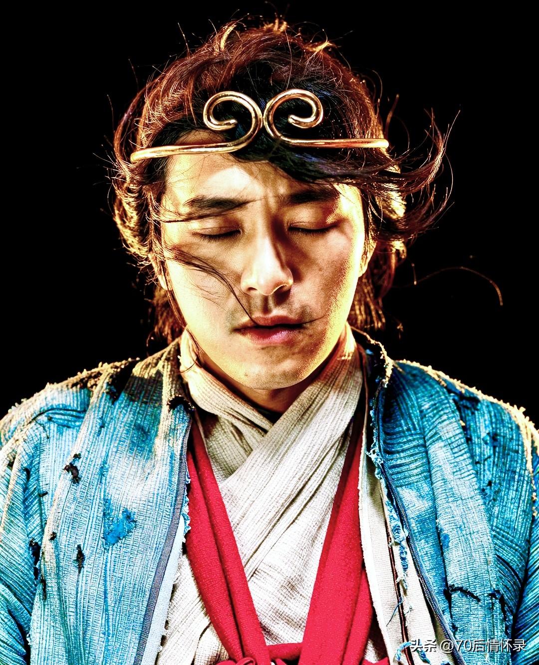 戏中人渡己，戏外人追梦，芸芸众生纠执纠缠里困于情缘、爱憎、欲望、虚荣。笑闹皆是表