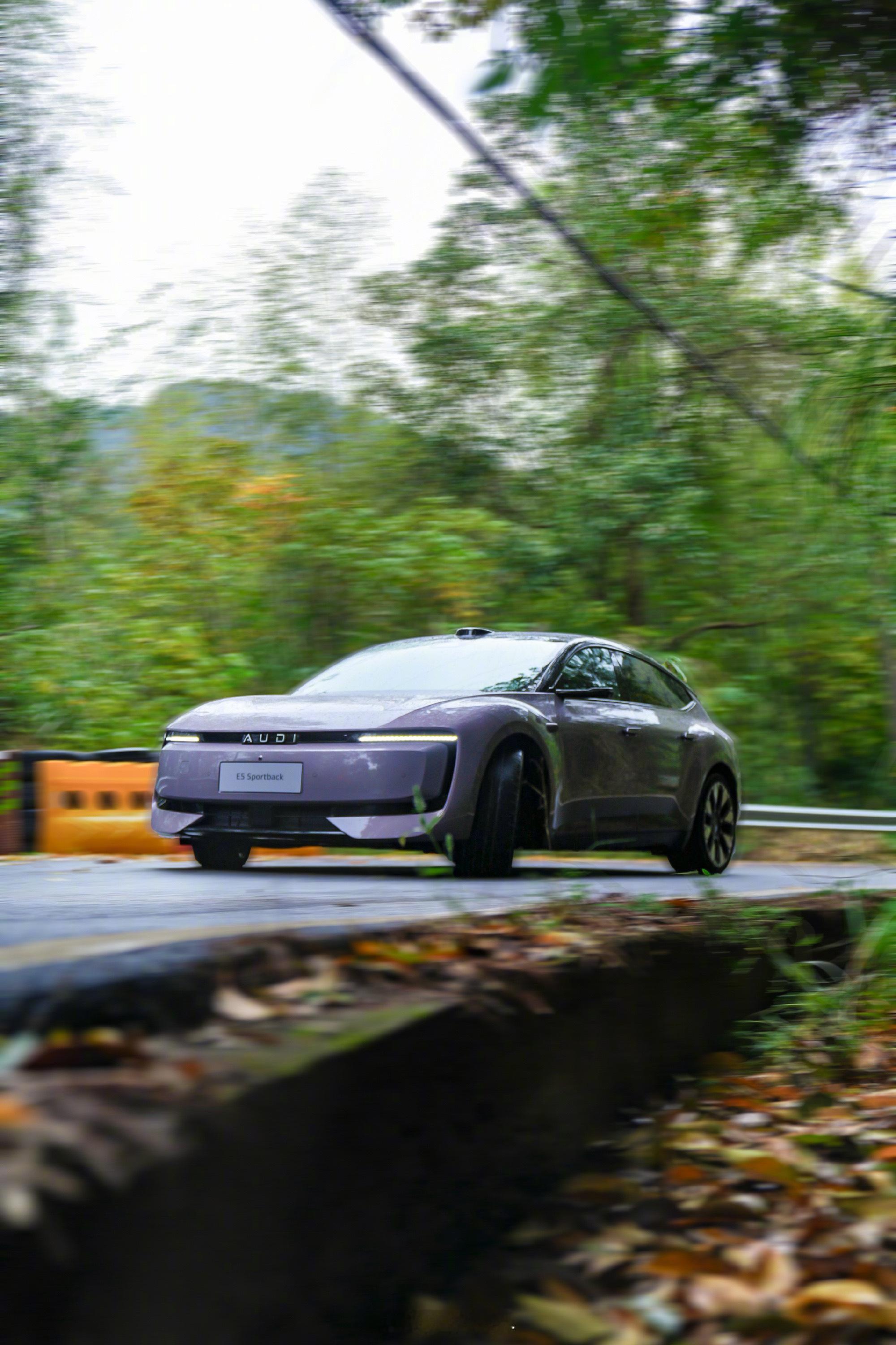 奥迪 E5 Sportback在佰骏山地赛车场以1分42秒99的惊人成绩，强势打