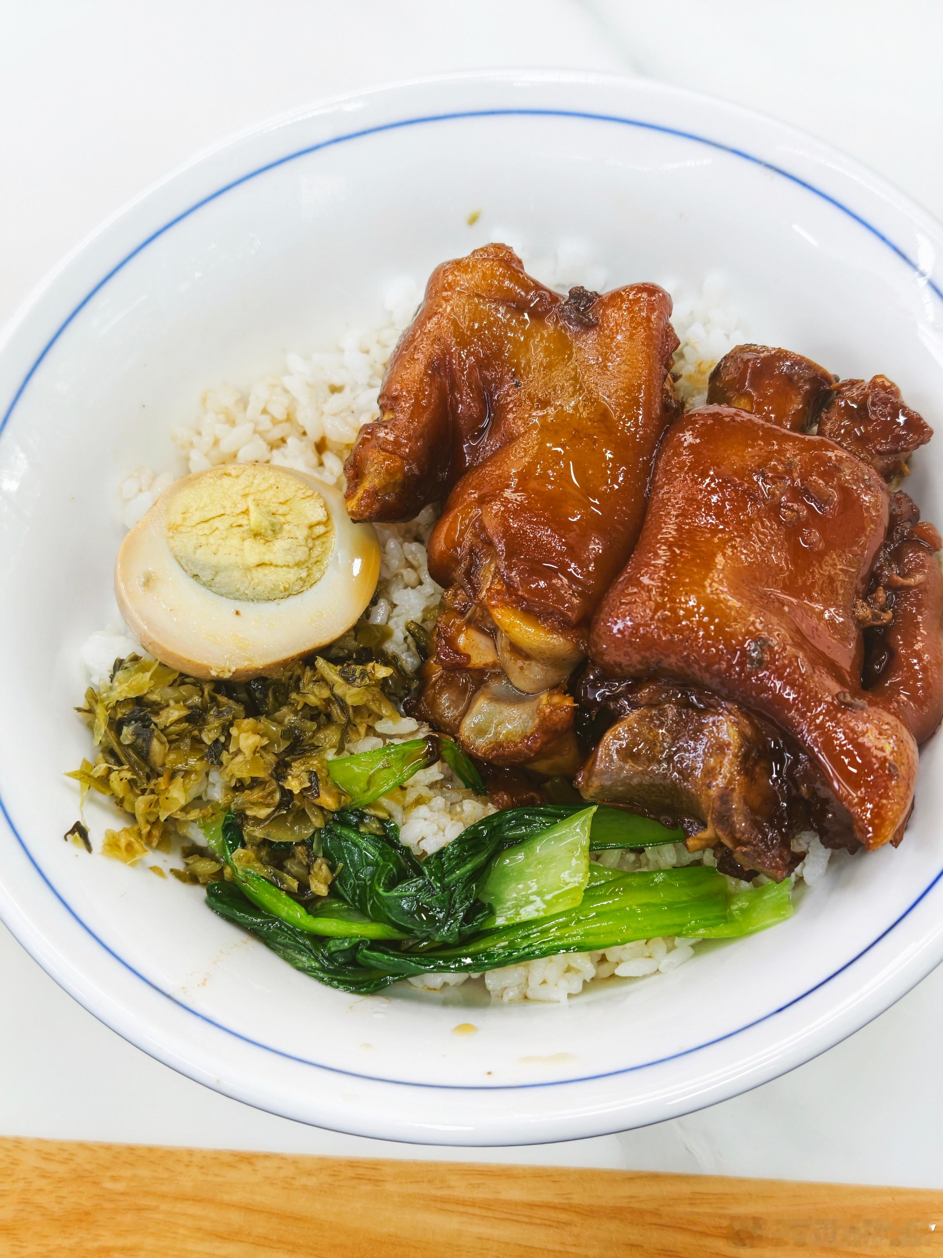 一份猪蹄饭，就吃了两口实在是太咸了就当减肥吧