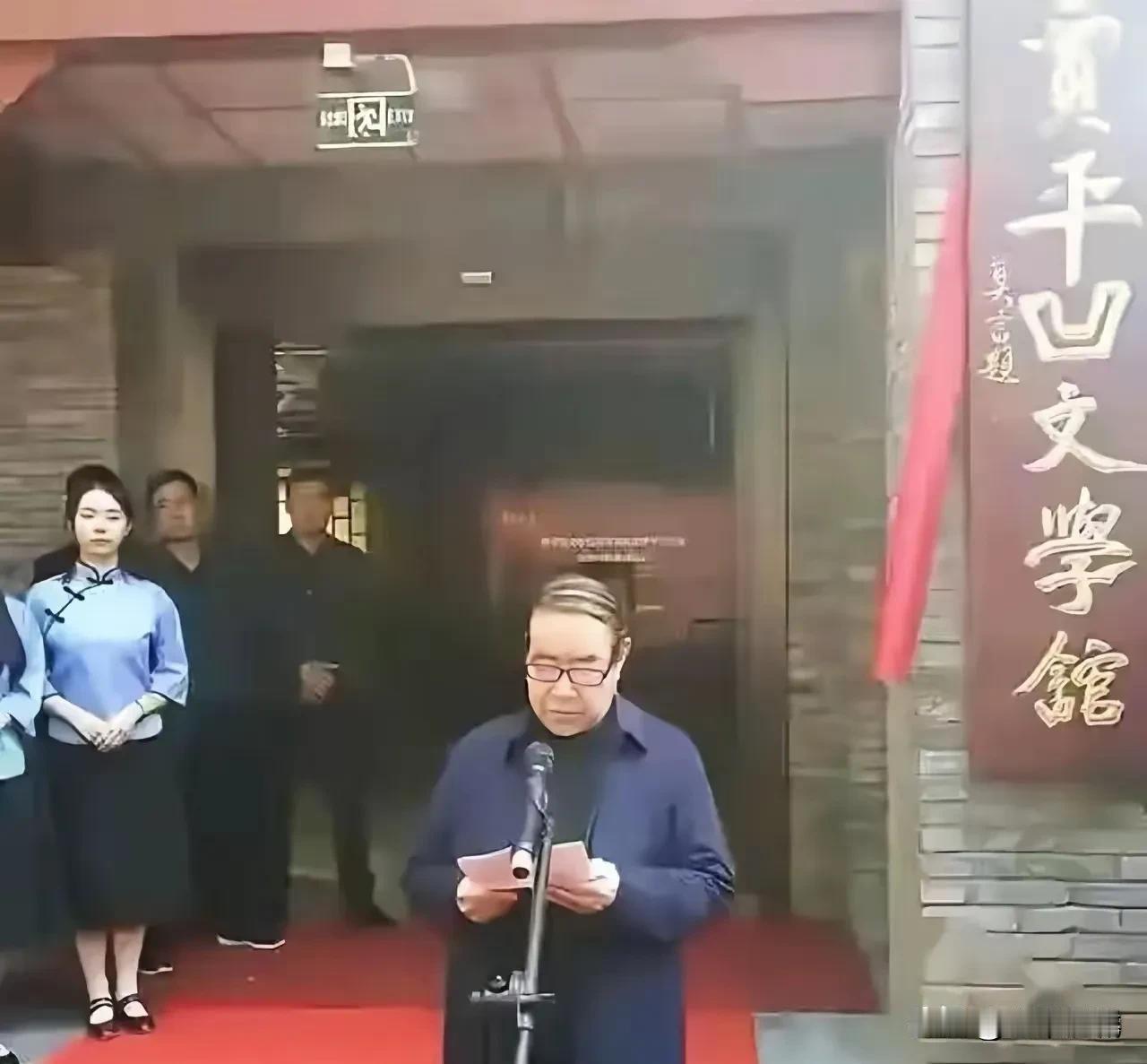 临潼贾平凹文化馆摘牌关停了。
后续应该还有动作，
拭目以待吧。
明白人都知道，因