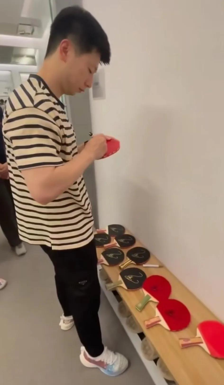 我天，龙队今年上半年这几个月签名的工作量就已经这么大了吗？[捂脸]
小小球拍注滿