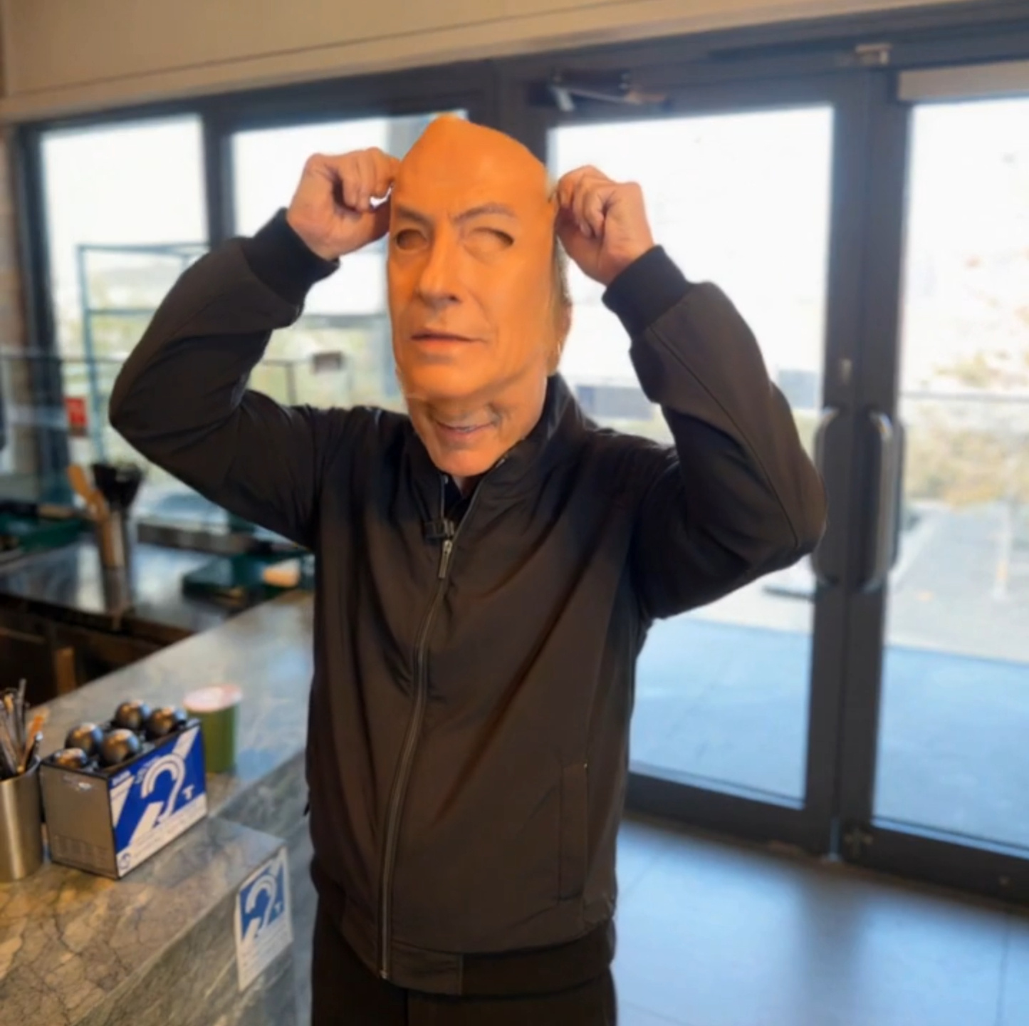 好家伙，内塔尼亚胡喝咖啡的自证视频不仅被扒出多处疑点，比如咖啡溢出后没有洒出来、