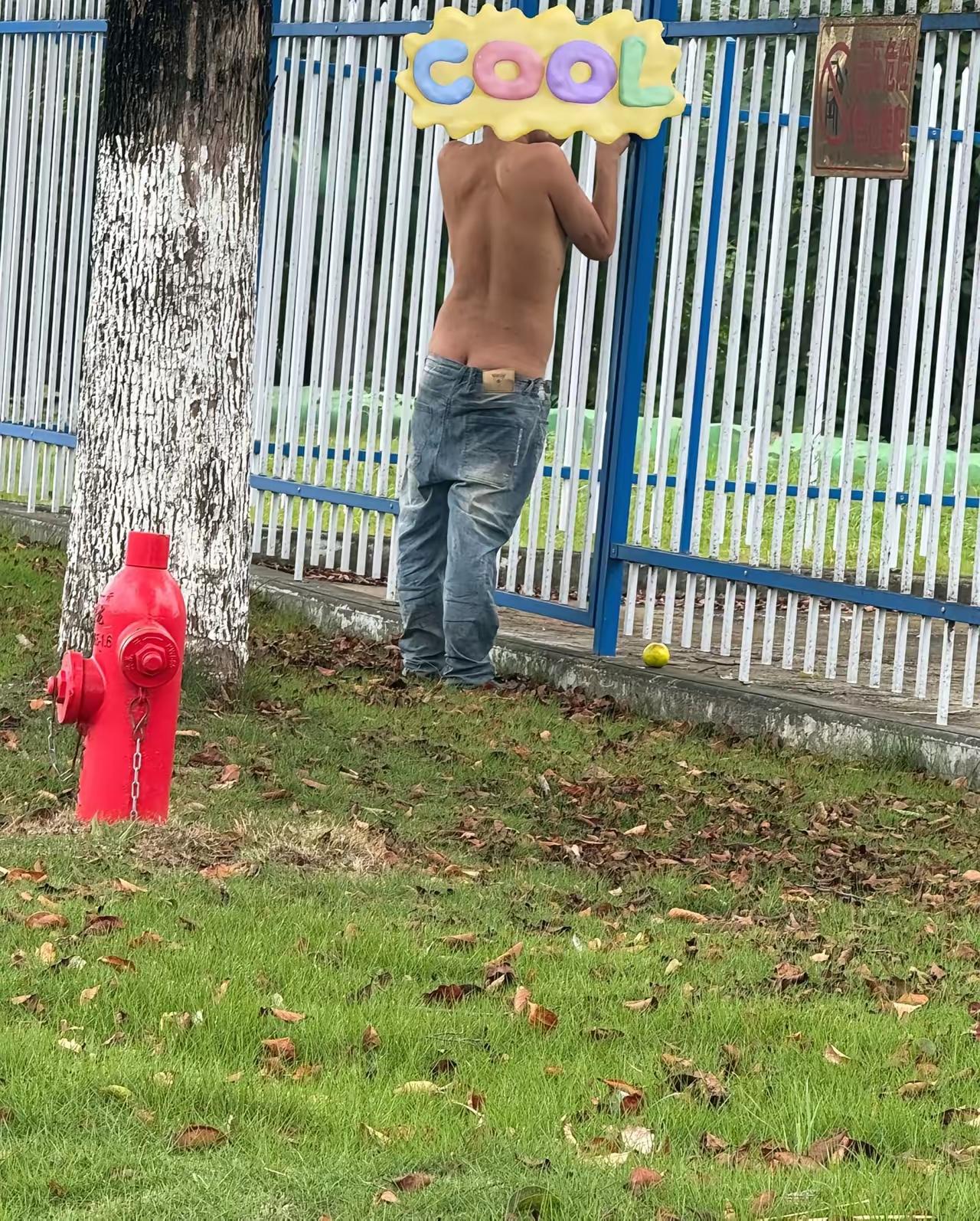 已经入冬了，这样冷的天气，我都穿上了羽绒服。而这个人却光着上身，是不怕冷，还是身