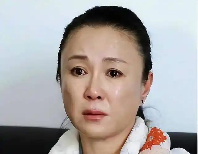 她曾是无数男人梦里的苏妲己，可现实里的命运，比纣王对她还要狠。坐过牢，离过婚，当