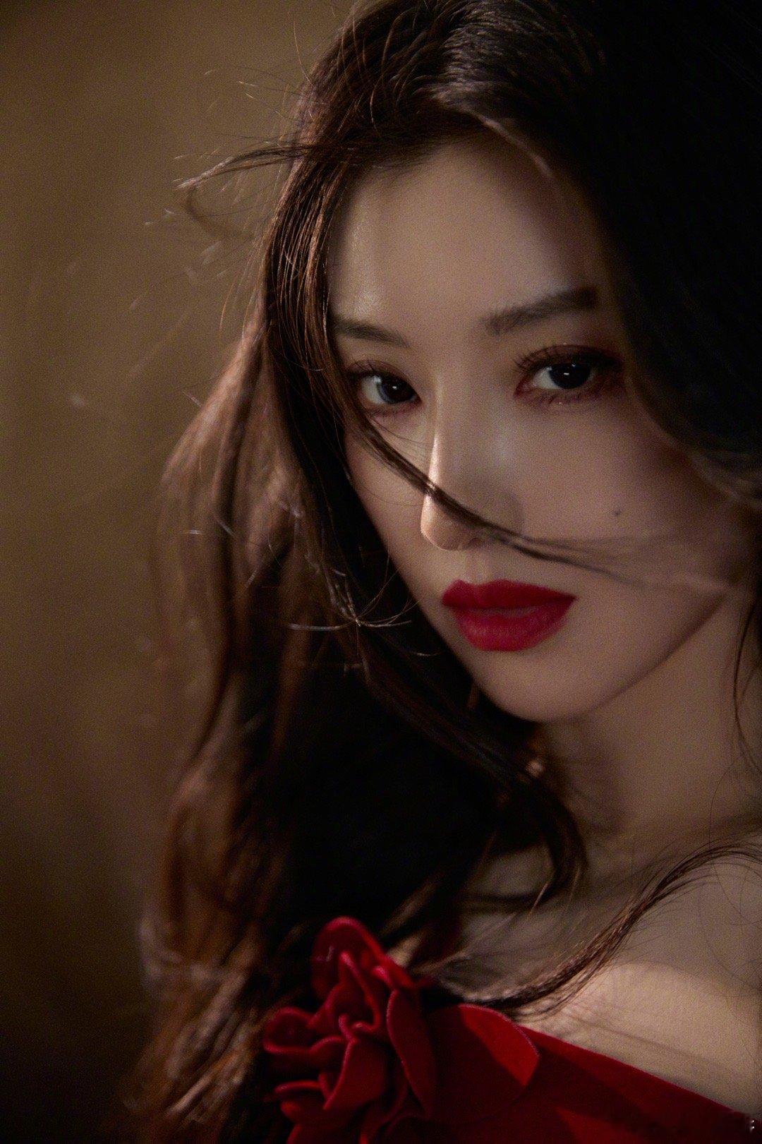 你是王鹤润那她是谁 百变风格玩得太溜，邻家、财阀女、红裙女王切换自如，镜头里的她