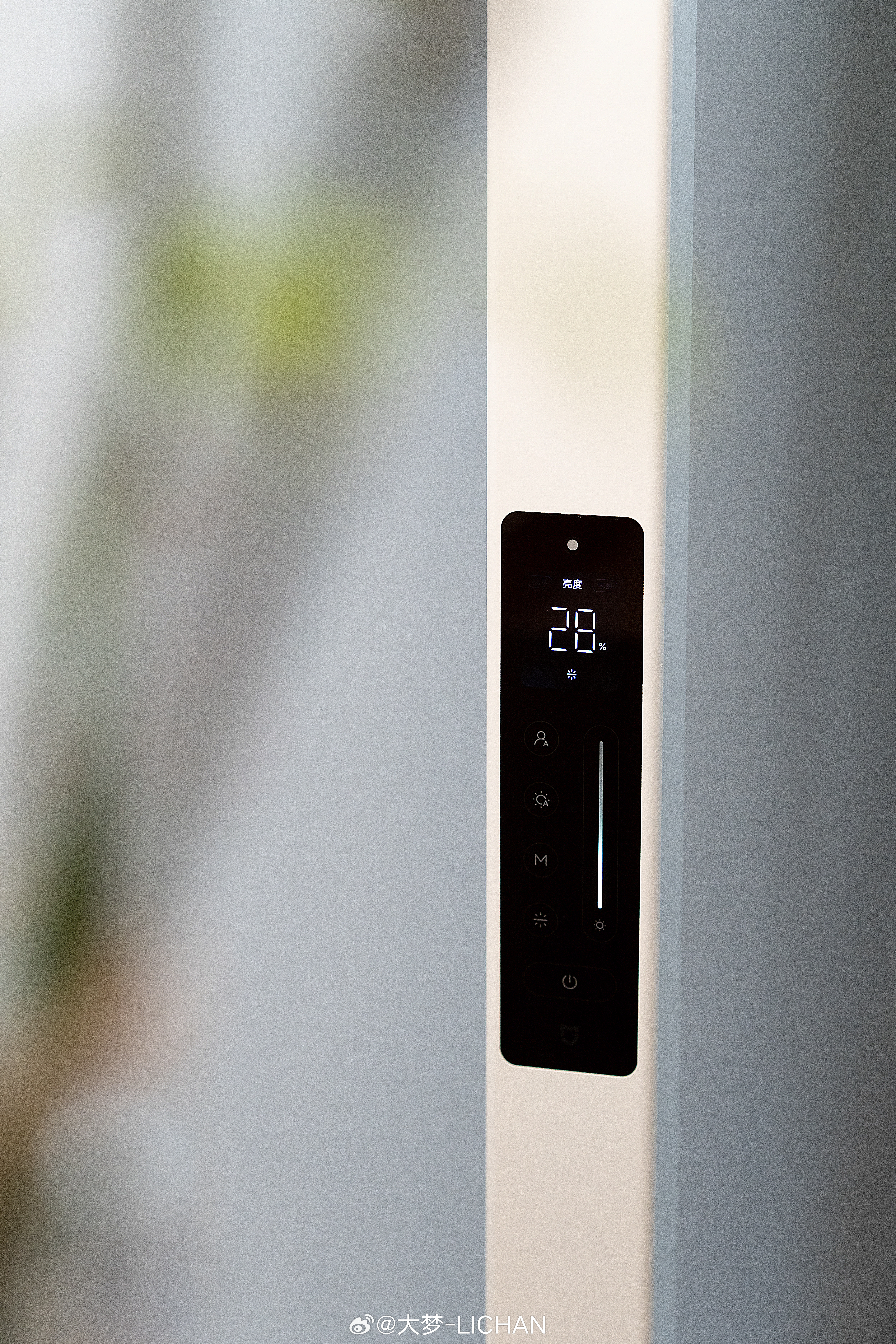 米家立式学习灯又上新了，现在出到第二代了～价格没什么变化，甚至因为有国补，现在到