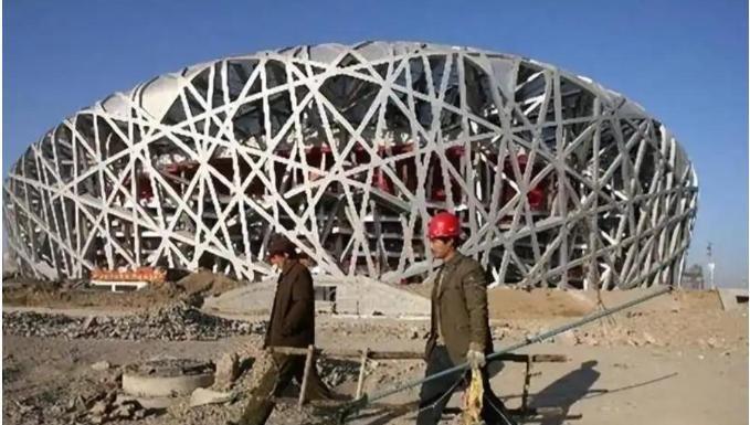 有这么一座钢铁建筑，它既不生产汽车，也不开商场卖货，却天天大摇大摆地占着北京奥林