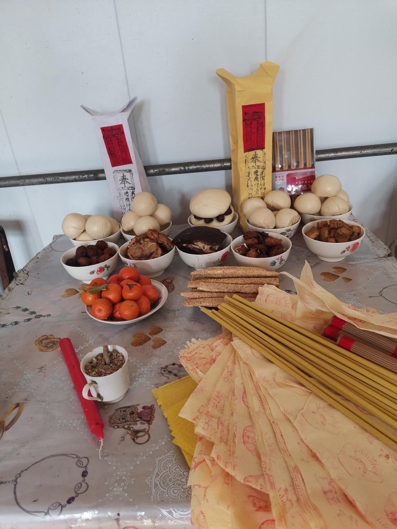 从儿时记事起一直延续到现在，每年除夕中午前，父母都会虔诚地在堂屋迎门桌上摆上各种