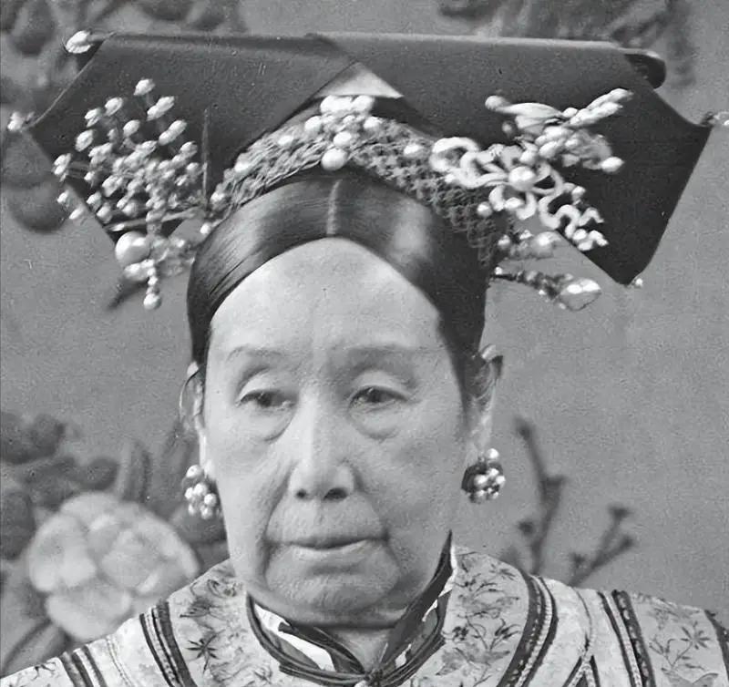 慈禧掌权48年，手无一兵一卒，却让满朝文武不敢动弹，靠的就是两张牌：一张是永远长