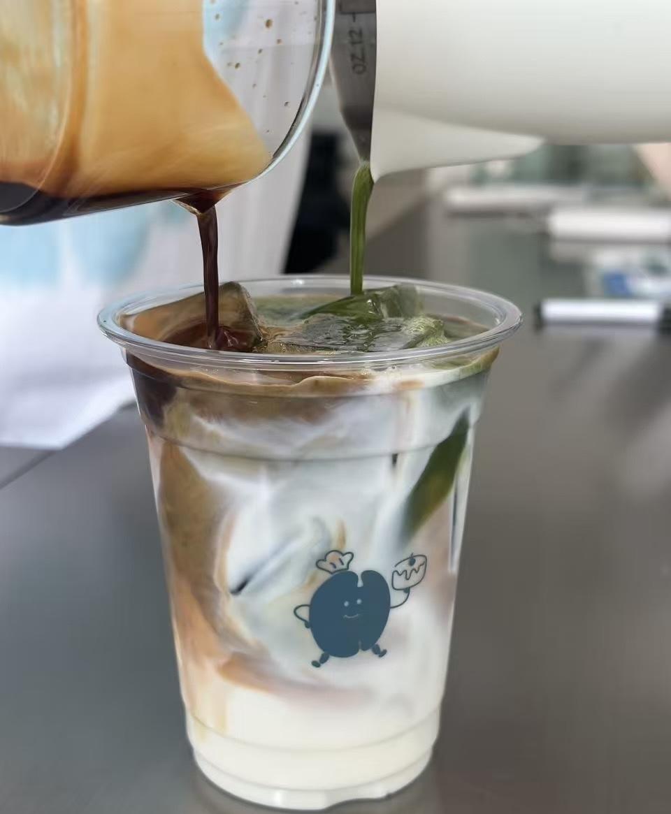我能说什么呢？人家就站在门口笑，鞋底还蹭了蹭门槛。我说您用吧。

她用完了出来，