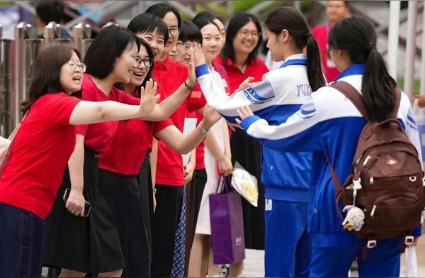 北京中考今天开考了。
12.6万人，比去年多了整整1.5万，增幅约13.5%。这