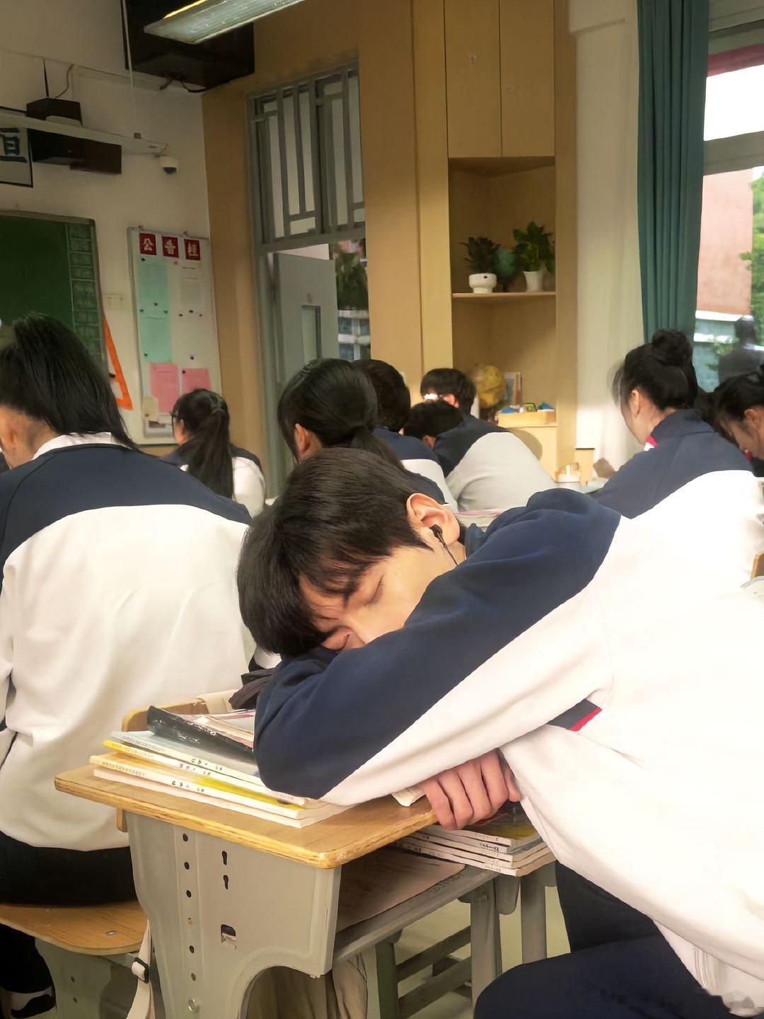 翟潇闻随时随地大小练英语虽然到了一个不说英语的国家，但我们翟潇闻还是没放弃练习英