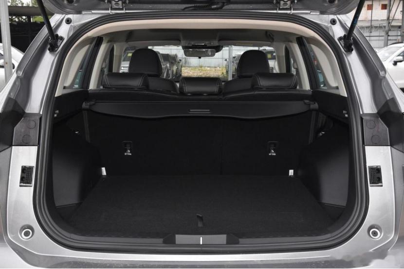 今年春节开哈弗H6顺利到家啦~~家人都说这车坐起来不累，后排宽敞不挤，坐三个人毫