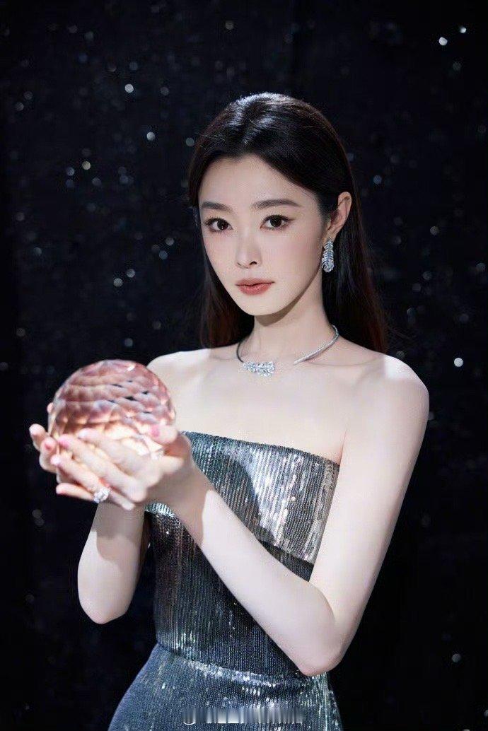 不知道 宋轶的身材很曼妙 被宋轶的曼妙身姿惊艳到了！闪亮长裙在灯光下熠熠生辉，精