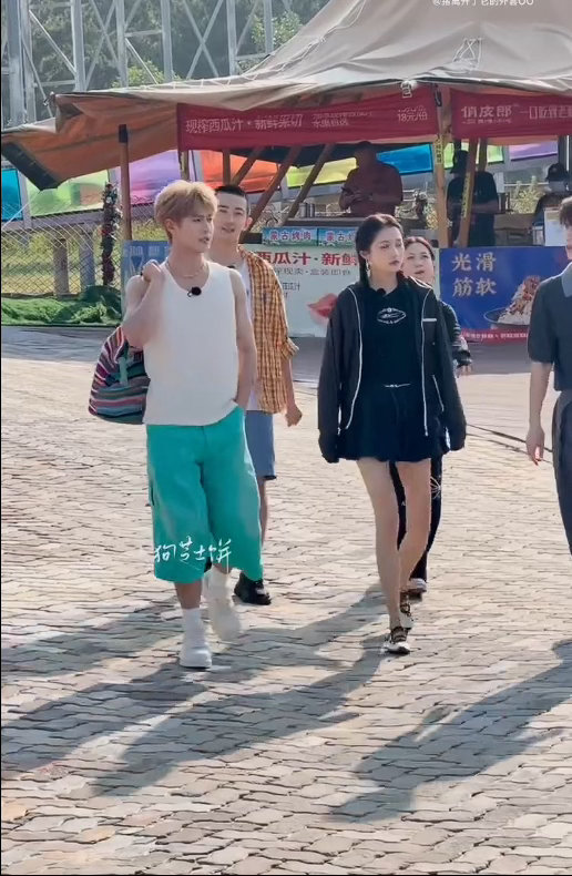 关晓彤的腿李昀锐的手臂耀眼的剧粉关晓彤的腿李昀锐的手臂，咱就说你们是懂怎么吸引我