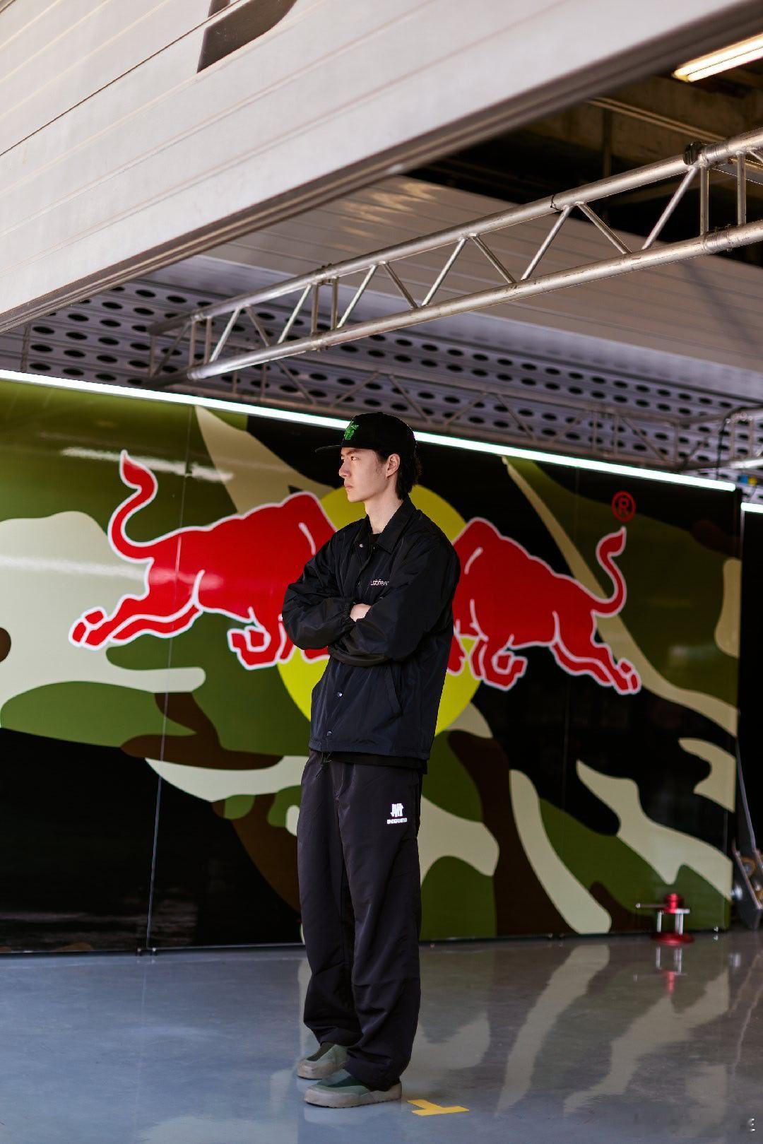 王一博快慢随心85号车手，一圈圈快慢随心，往复求进，赛道平安，所向披靡！ 