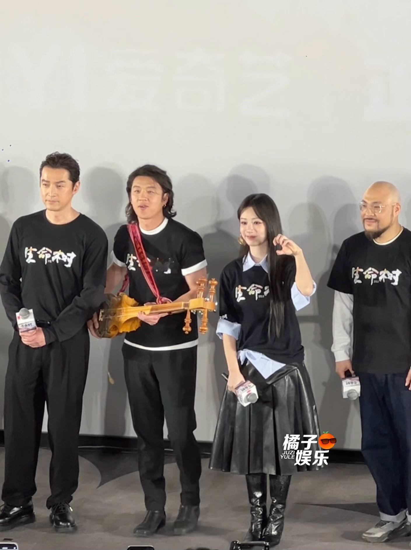 太萌了太萌了太萌了！合照环节小紫突然伸出一只小爪子🐾杨紫合照比小爪子电视剧生命