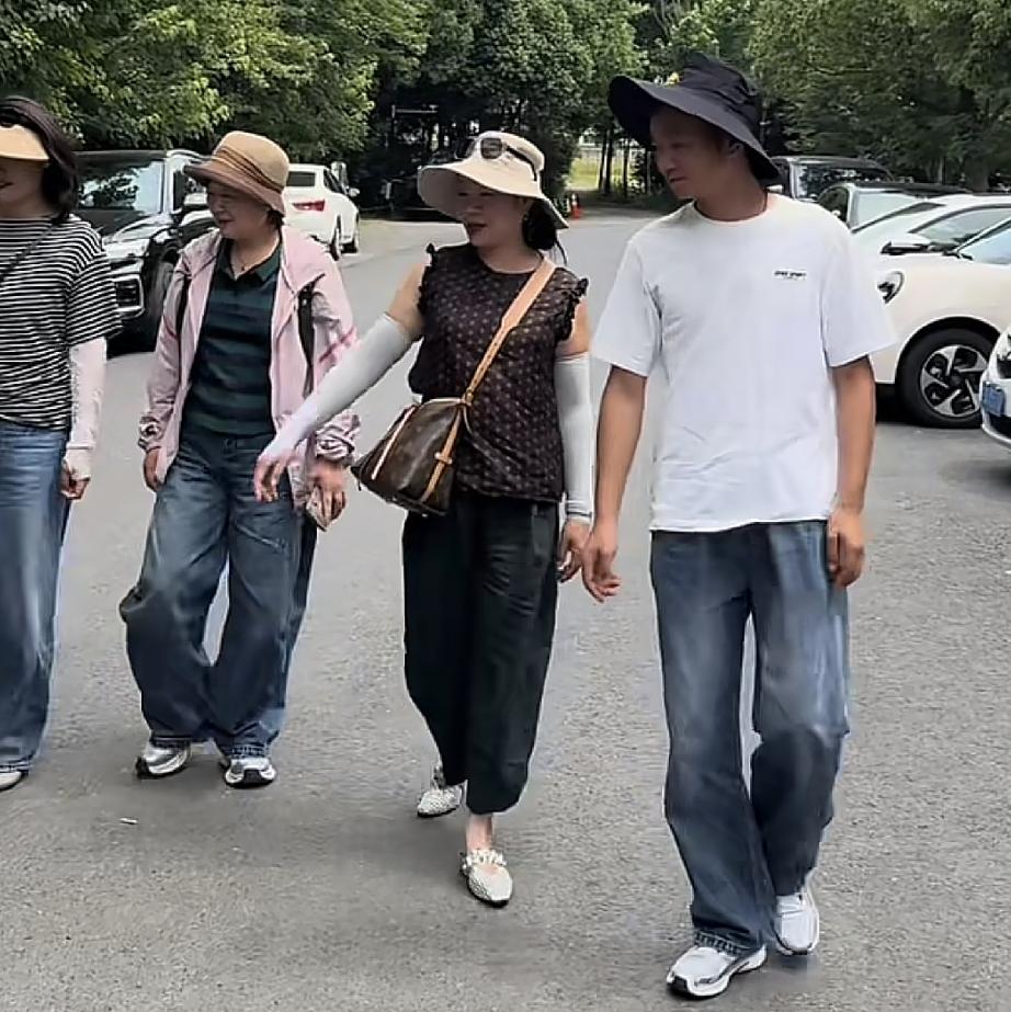 厉怀远还是比较喜欢现在的生活
厉妈身上背的包引围观

厉妈回去浙江2天了，今天厉