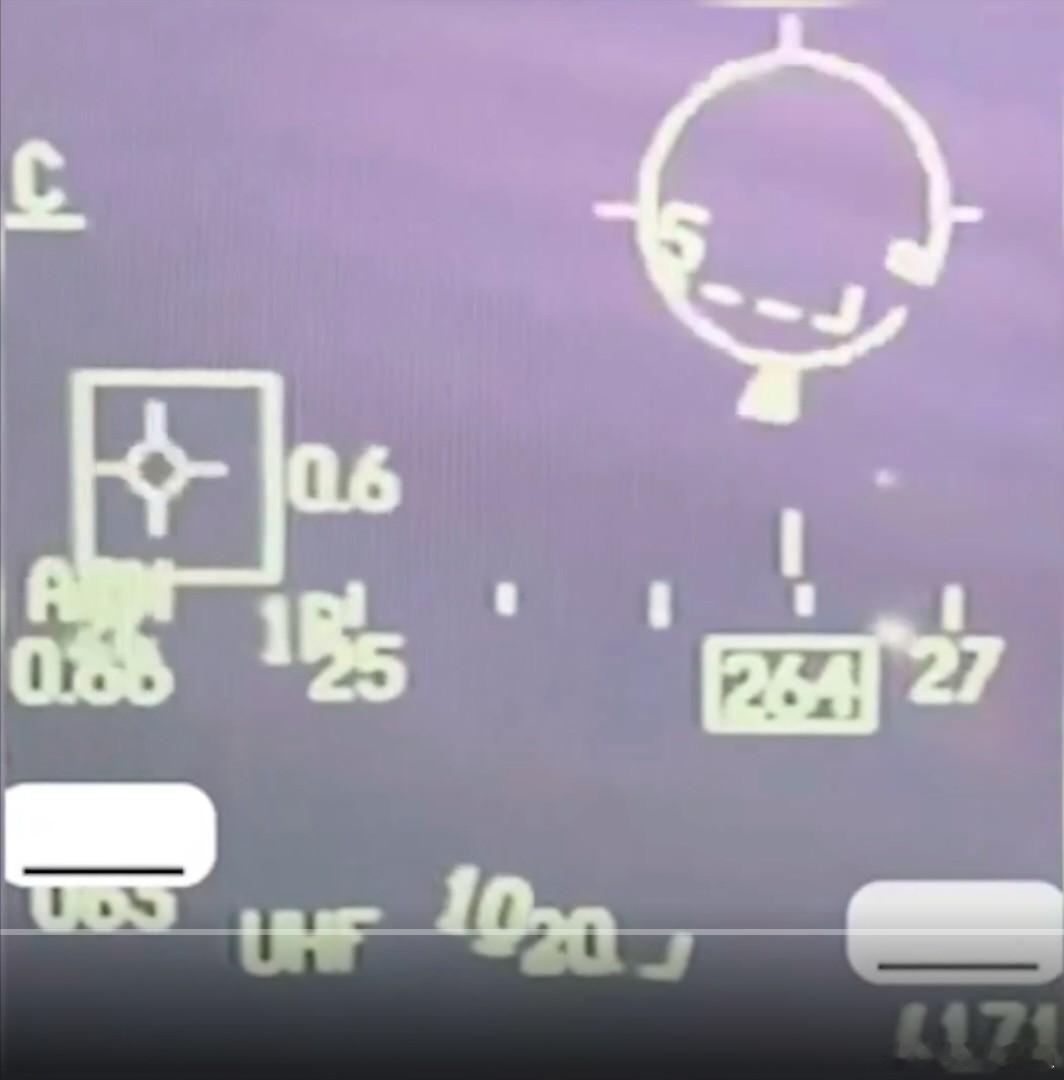 乌克兰空军发布一段时间未知的视频，其中有一段平显录像，显示乌克兰F-16AM发射