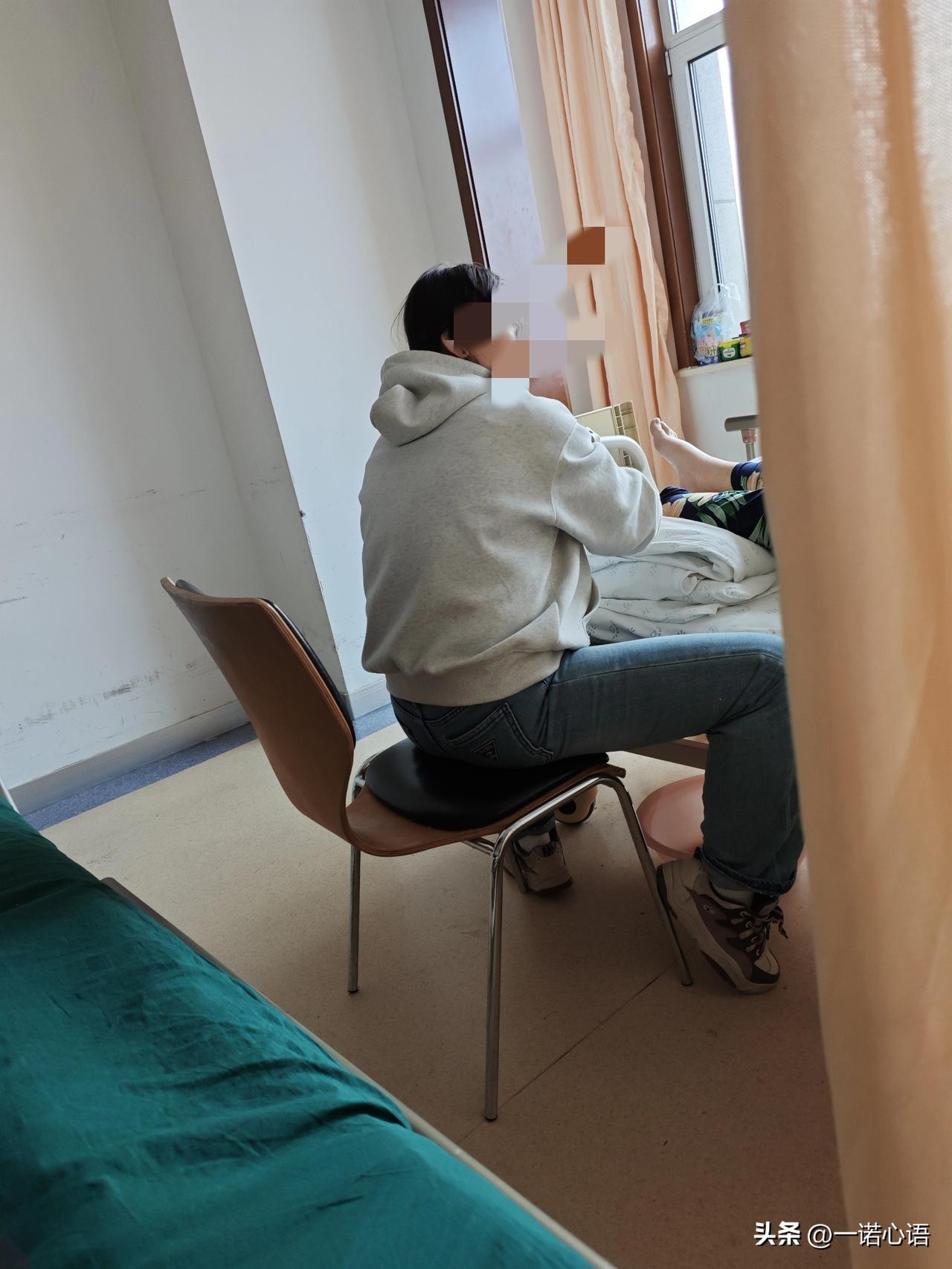 邻床家的老太太住院一个月了，儿子陪护。
老太太说:“儿子上学时学习不好，没考上大