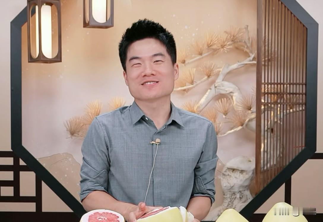 董宇辉也不怕被打
他妈妈买了一箱鹌鹑蛋大小的猕猴桃
他在旁边幸灾乐祸[笑哭]
结