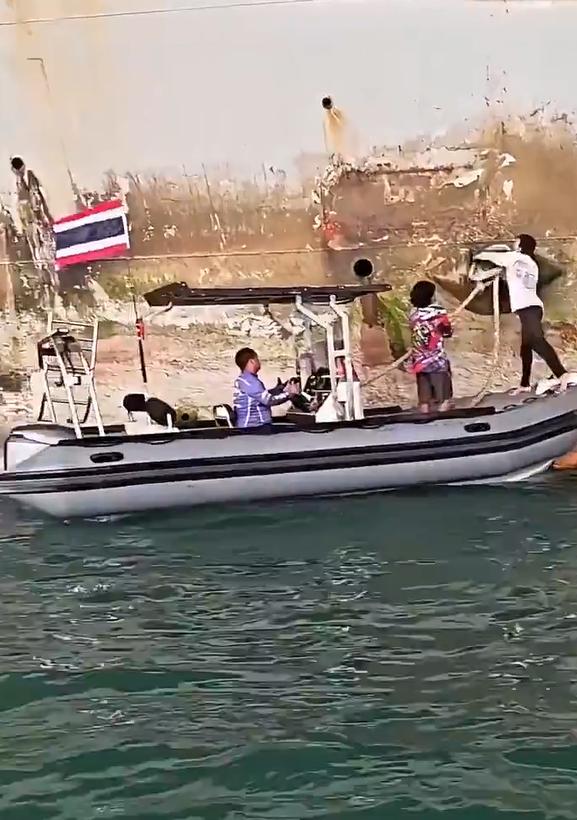 美国海军下达专项委托之后，泰国春武里府林查班港的本地工人登上停泊港口的美军尼米兹