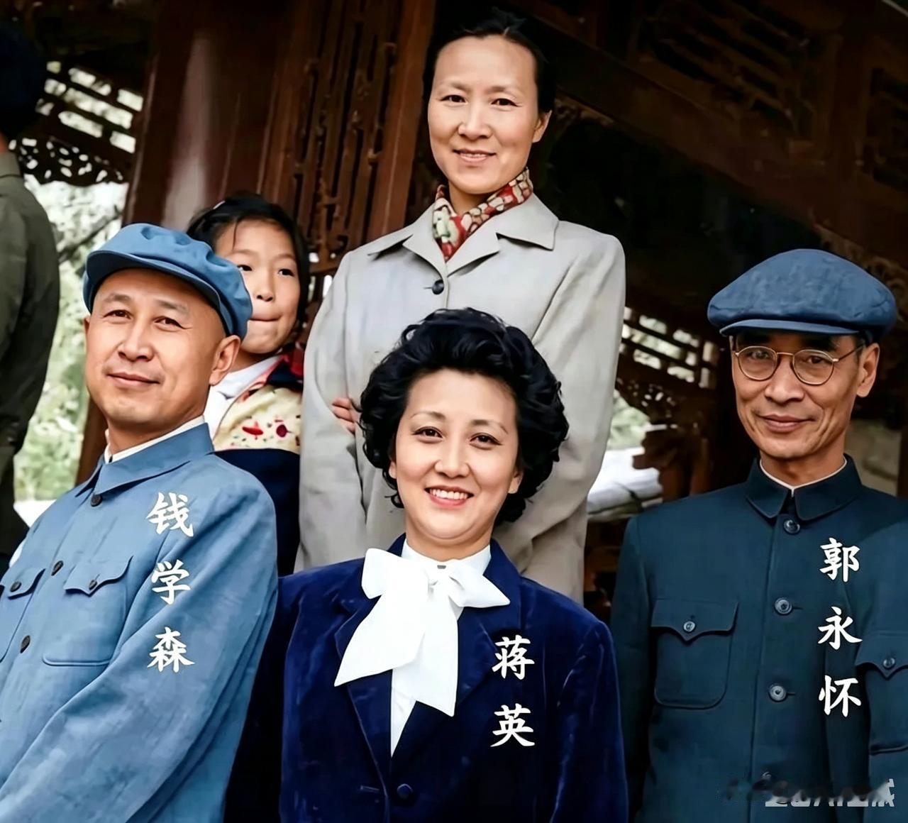 六十年代，钱学森和蒋英，喊上郭永怀跟李佩，两家人逛颐和园时的老照片。