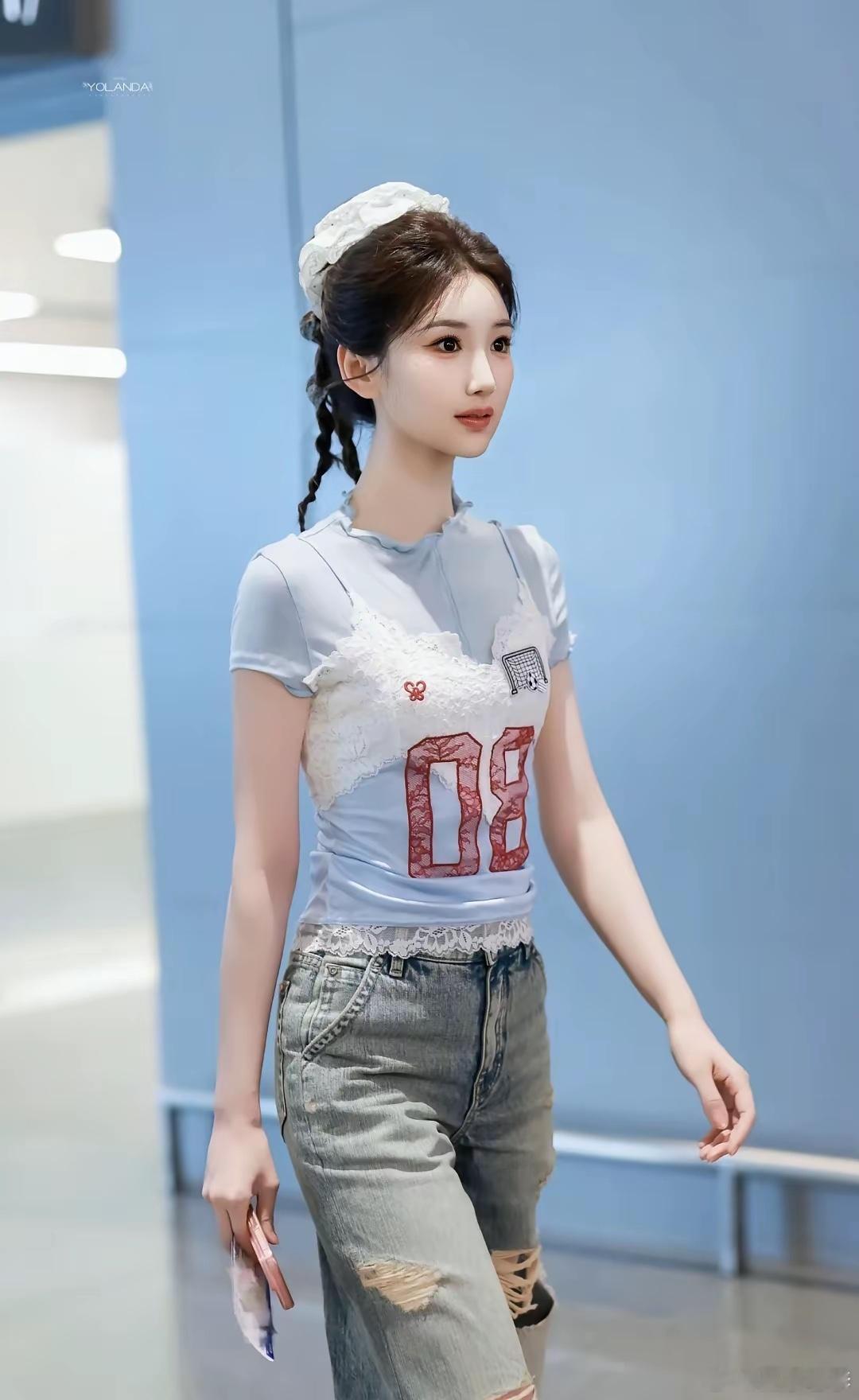 终于领教到什么叫巴掌大的脸毛晓彤机场私服也太会了！！奶蓝蕾丝叠穿真的甜到心巴上?
